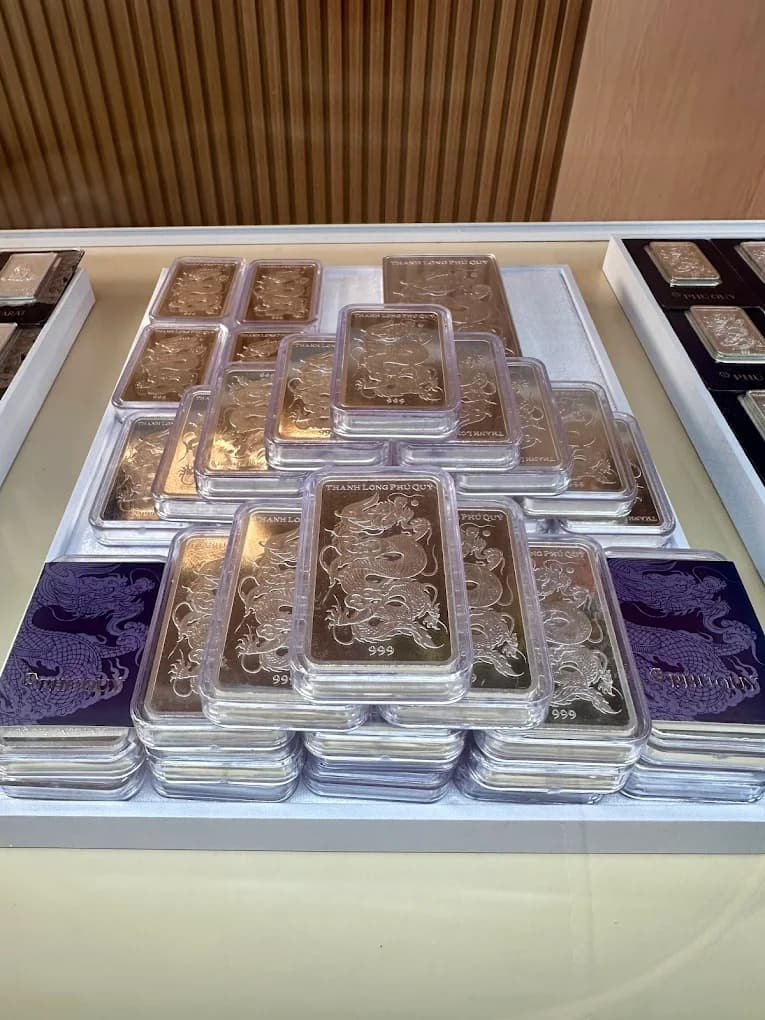 Trưng bày các sản phẩm bạc thỏi và xu bạc chất lượng cao